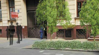 Zielona rewolucja miała objąć również ul. Sądową. Także tu planowano przenieść miejsca parkingowe na jezdnię, aby zastąpić je na chodnikach rabatami. Nie nastąpi to jednak w tym roku. – Prace na Sądowej planujemy na przyszły rok – stwierdza Urząd Miasta