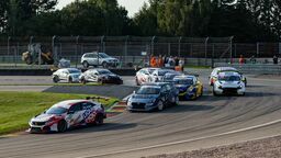 Szymon Ładniak (na czele stawki) walczy o podium w serii ADAC TCR Germany

