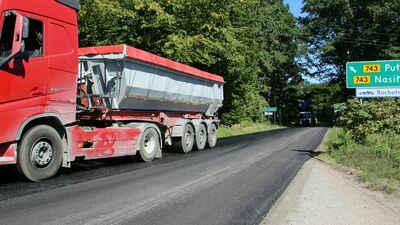 Na widok ciężarówek, walców i rozściełaczy do asfaltu na drodze do Janowca kierowcy czekali wiele lat, ale już nie muszą. Drogowe roboty ruszyły. Zakończenie: w przyszłym roku 