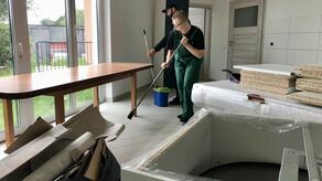 Marcin uczy się samodzielności w WTZ na ul. Kresowej. Pracuje w pracowni stolarskiej. Umiejętności, jakie zdobył, bardzo mu pomagają. Na zdjęciu w tzw. sali wielofunkcyjnej, gdzie będzie miejsce na kaplicę, ale też część kuchenną i sportową. To ma być takie centrum spotkań mieszkańców Rodzinnego Domu