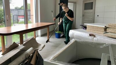 Marcin uczy się samodzielności w WTZ na ul. Kresowej. Pracuje w pracowni stolarskiej. Umiejętności, jakie zdobył, bardzo mu pomagają. Na zdjęciu w tzw. sali wielofunkcyjnej, gdzie będzie miejsce na kaplicę, ale też część kuchenną i sportową. To ma być takie centrum spotkań mieszkańców Rodzinnego Domu