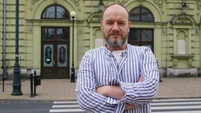 Znany z prawicowych poglądów aktor i reżyser holenderskiego pochodzenia Teatrem Osterwy kieruje od września 2020 roku. Stanowisko dostał bez konkursu decyzją zarządu województwa, którym rządzi PiS. Z oświadczenia majątkowego Redbada Klynstra-Komarnickego za ubiegły rok wynika, że jego średnia miesięczna pensja to 15,2 tys. zł brutto