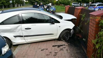 Niefrasobliwa rowerzystka i próba uniknięcia potrącenia. Finał na płocie