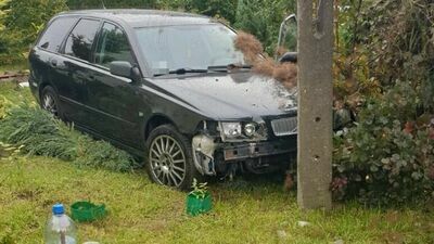 Niezła kraksa. W volvo zaliczyła ogrodzenie, antenę, słup i sobie poszła