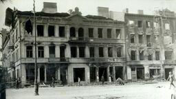Róg ulic Krakowskie Przedmieście i Kościuszki w Lublinie, fotografia zbombardowanego we wrześniu 1939 Lublina