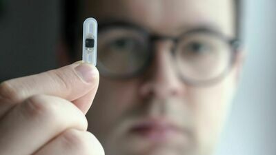 Już ponad 1000 osób ma pod skórą implant płatniczy wymyślony przez Polaka