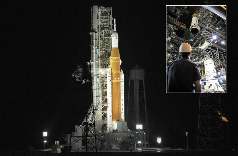 Program Artemis I: rakieta Space Launch System (SLS) ze statkiem kosmicznym Orion. Druga próba wystrzelenia została zaplanowana na sobotę po godzinie 20.17 polskiego czasu.<br />
W ramce: Wnętrze budynku montażu pojazdów (VAB) w NASA Kennedy Space Center na Florydzie: drugi z dwóch tylnych segmentów dopalacza Artemis I dla Systemu Wyrzutni Kosmicznej jest opuszczany dźwigiem.
