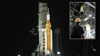 Program Artemis I: rakieta Space Launch System (SLS) ze statkiem kosmicznym Orion. Druga próba wystrzelenia została zaplanowana na sobotę po godzinie 20.17 polskiego czasu.
W ramce: Wnętrze budynku montażu pojazdów (VAB) w NASA Kennedy Space Center na Florydzie: drugi z dwóch tylnych segmentów dopalacza Artemis I dla Systemu Wyrzutni Kosmicznej jest opuszczany dźwigiem.