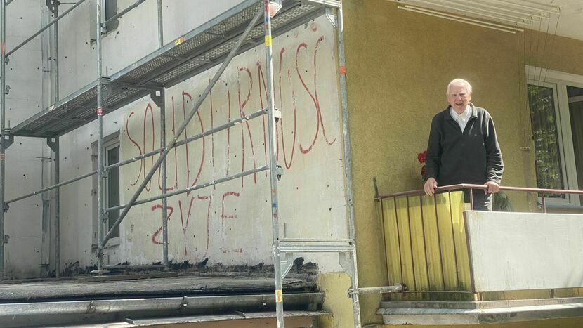 Napis „Solidarność żyje” na ścianie bloku przy Wajdeloty 20 w Lublinie powstał prawdopodobnie na początku 1982 roku. Na zdjęciu: Marian Cyrankiewicz mieszka tu od 1963 roku. Ale nie wie, kto mógł namalować wielkie litery