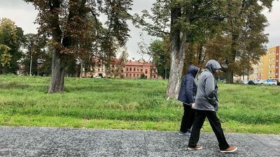 Działkę położoną między ulicami Piłsudskiego, Koszary i Kamienną deweloper kupił dawno temu od Agencji Mienia Wojskowego. Wtedy widniała ona w gminnej ewidencji zabytków, a teraz jest już w rejestrze zabytków, a więc objęta została wyższą ochroną konserwatorską.