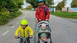 Tomasz Słupski z dziećmi - Ninką i Mikołajem, nad Zalewem Zemborzyckim, podczas dzisiejszego wyzwania.