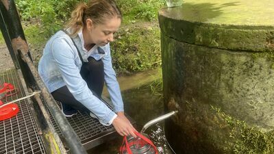 Anna Pogoda wczoraj przyjechała po wodę ze źródełka. – Smakuje dużo lepiej niż kranówka czy też woda ze studni. Bardzo dobra jest zwłaszcza po przegotowaniu – przyznaje