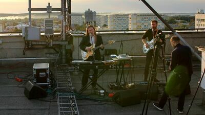 Muzyka popłynęła z dachu Izabelli. Zagrał zespół Wczasy [zdjęcia, wideo]