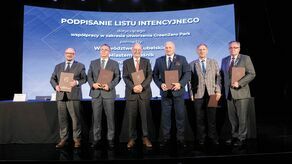 Jako pierwsi będziemy próbować zainstalować zeroemisyjną strefę przemysłową – cieszył się marszałek województwa Jarosław Stawiarski (trzeci od prawej) podczas podpisania listu intencyjnego 24 sierpnia w Lubelskim Centrum Konferencyjnym