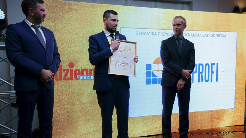 Piotr Droździewicz odbiera nagrodę za największą dynamikę przychodu podczas gali Złota Setka 2021.