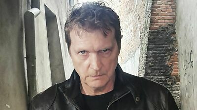 Owszem, pomysły biorę z życia, ale często nie mają one nic wspólnego ze zbrodnią czy jakimiś dramatami bądź tragediami. Na przykład pomysł na „Druga rzeczywistość” powstał po przeczytaniu notatki mówiącej że SMS-y które nie dotarły na wskutek awarii sieci, są po jakimś czasie po prostu kasowane i już nigdy nie docierają. To było parę dobrych lat temu – mówi Andrzej Mathiasz.