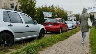 Kolejną zmianą jest włączenie do płatnej strefy (a konkretnie Podstrefy D) kilku miejsc postojowych w zatoczce na ul. Prusa. W czwartek nie było tu jeszcze parkomatu