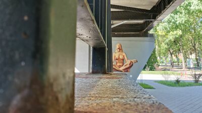 Naga kobieta uprawia jogę. Nowy street art w Lublinie