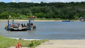 Poziom Wisły w tym sezonie był wyjątkowo niski, co nie sprzyjało pracy promów linowych. Ten należący do Janowca uległ awarii