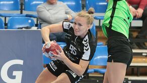 Katarzyna Portasińska (z piłką) to jedna z liderem MKS FunFloor

