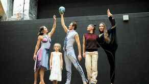 Twórcy spektaklu „Spektrum”. Pierwsza z prawej Anna Kawiak