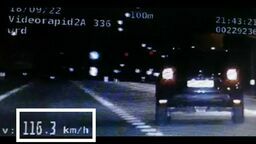 Zdjęcie z policyjnego wideorejestratora uwieczniło szaleńczą jazdę 32-latka w terenie zabudowanym