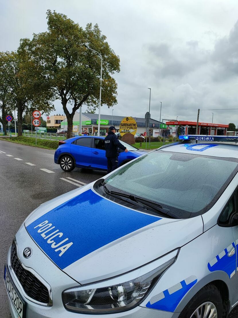 Ruchem w miejscu zdarzenia kierują policjanci. Ulica Piasecka jest całkowicie zamknięta