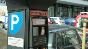 Ratusz odpowiada, że osoby po 65 roku życia mogą korzystać bezpłatnie z komunikacji miejskiej i nie przychyla się do pomysłu, by przyznać seniorom dodatkową ulgę.