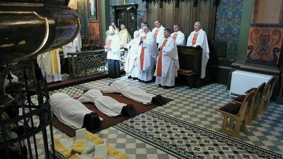 Statystyki kościelne pokazują, że z roku na rok jest coraz mniej chętnych do nauki w seminariach duchownych. Na zdjęciu: świecenie nowych diakonów w kościele przy ul. Głuskiej w Lublinie w maju tego roku