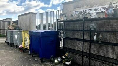 Regał na znicze do ponownego wykorzystania na cmentarzu przy ul. Braterstwa Broni w Zamościu jest jeden. Na nekropolii przy ul. Lubelskiej w Biłgoraju nawet trzy, dwa przy tzw. Lapidarium, a jeden na ul. Batorego