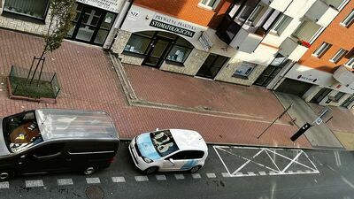 Na zdjęciu od naszego Czytelnika widać białe auto operatora strefy stojące poza wyznaczonymi operatorowi „kopertami”