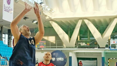 Koszykarze Lancetu (niebieskie stroje) przegrali po dogrywce z Piątym Faulem

