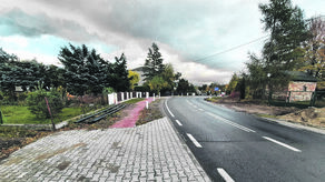 Mieszkańcy chcą barier ochronnych, by zapobiec wypadkom. Urzędnicy tłumaczą, że jest bezpiecznie, bo stoją znaki 