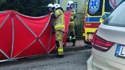 Samochód z włączonymi światłami, a w środku człowiek. Nie udało się uratować jego życia