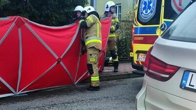 Samochód z włączonymi światłami, a w środku człowiek. Nie udało się uratować jego życia