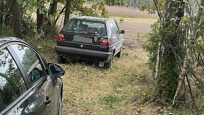 Skradziony volkswagen, obok nieoznakowany policyjny samochód.