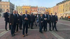 Nie każdy umowę podpisywał, ale wszyscy chętnie pozowali do zdjęć