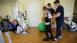 Pan Bogusław podczas ćwiczeń w egzoszkielecie. – To jest naprawdę super wynalazek – mówi 62-latek