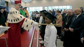 Uroczysta immatrykulacja studentów pierwszego roku. Prawie 1,5 tys. z grona 9 tys. studentów to obcokrajowcy. Kadra uczelni to kilkadziesiąt osób, wykłada tam m.in. prezydent Lublina Krzysztof Żuk i jego żona Katarzyna Mieczkowska, dyrektor Muzeum Lubelskiego