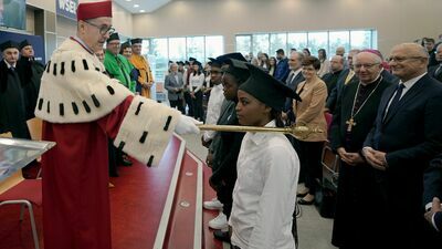 Uroczysta immatrykulacja studentów pierwszego roku. Prawie 1,5 tys. z grona 9 tys. studentów to obcokrajowcy. Kadra uczelni to kilkadziesiąt osób, wykłada tam m.in. prezydent Lublina Krzysztof Żuk i jego żona Katarzyna Mieczkowska, dyrektor Muzeum Lubelskiego