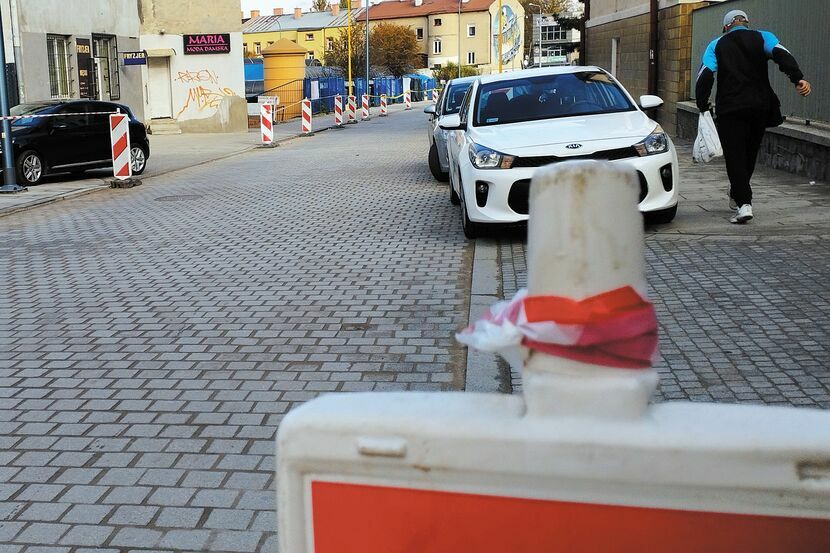 Samochody parkują tu nadal. Rozwieszenie taśm niewiele pomogło