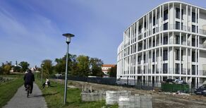 Inwestycja przy ul. Sienkiewicza to duży nowy apartamentowiec, ale również mieszkania w przebudowanym budynku Starej Elektrowni. Do kupienia się jeszcze tylko dwa, duże, dwupoziomowe