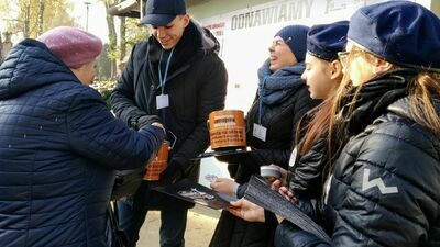 Pieniądze do puszek są zbierane na cmentarzu w Zamościu już kilkanaście lat. W tej formie nie odbyła się tylko jedna kwesta, w 2020 roku, gdy z powodu koronawirusa rząd zdecydował o zamknięciu cmentarzy w całej Polsce.