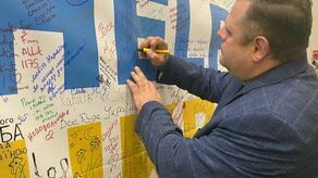 Пан консул додає до плакату назву рідного міста: «Харків»