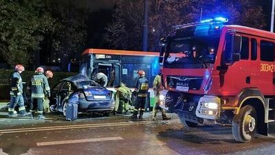 Lublin. Miejski autobus zderzył się z samochodem osobowym. Są ranni