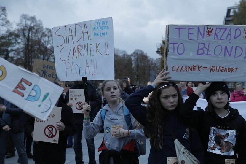 W trakcie obrad komisji sejmowej przed Sejmem trwał protest przeciwników Lex Czarnek