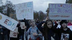 W trakcie obrad komisji sejmowej przed Sejmem trwał protest przeciwników Lex Czarnek