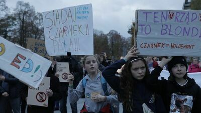 W trakcie obrad komisji sejmowej przed Sejmem trwał protest przeciwników Lex Czarnek