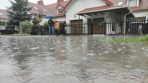Lublin. Nieduży deszcz, a już zalewa ich woda. Worki z piaskiem cały czas w pogotowiu