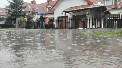 Lublin. Nieduży deszcz, a już zalewa ich woda. Worki z piaskiem cały czas w pogotowiu